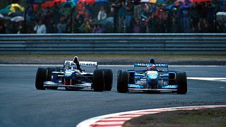 Belgien 1995: Michael Schumacher darf in dieser Top-10 natürlich auch nicht fehlen. Im Qualifying für den Belgien-GP 1995 gelingt Schumi nur Platz 17, schon nach fünf Runden liegt er jedoch auf Rang sechs. Als David Coulthard in Runde 21 mit technischen Problemen aufgeben muss, übernimmt der Benetton-Pilot die Führung. WM-Rivale Damon Hill attackiert in wechselhaften Wetterbedingungen, doch Schumacher wehrt ab und siegt - von Platz 17 aus. , Foto: Sutton Belgien 1995: Michael Schumacher darf in dieser Top-10 natürlich auch nicht fehlen. Im Qualifying für den Belgien-GP 1995 gelingt Schumi nur Platz 17, schon nach fünf Runden liegt er jedoch auf Rang sechs. Als David Coulthard in Runde 21 mit technischen Problemen aufgeben muss, übernimmt der Benetton-Pilot die Führung. WM-Rivale Damon Hill attackiert in wechselhaften Wetterbedingungen, doch Schumacher wehrt ab und siegt - von Platz 17 aus. , Foto: Sutton