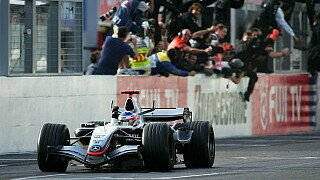 Japan 2005: 21-mal durfte Kimi Räikkönen einen Sieg bejubeln, seinen besten feierte er sicherlich 2005 in Suzuka. Ein später Regenschauer im Qualifying sorgt dafür, dass der Finne nur von Platz 17 ins Rennen startet. Räikkönen kämpft sich durchs Feld, liegt neun Runden vor Schluss auf Platz zwei. Es fehlen knapp neun Sekunden auf Giancarlo Fisichella. Mit einer Serie von schnellsten Runden schließt der McLaren-Pilot die Lücke und schnappt sich in der letzten Runde mit einem mutigen Manöver außen herum in Kurve eins die Führung - sehr zur Freude von Ron Dennis und seiner Mechaniker. , Foto: Sutton Japan 2005: 21-mal durfte Kimi Räikkönen einen Sieg bejubeln, seinen besten feierte er sicherlich 2005 in Suzuka. Ein später Regenschauer im Qualifying sorgt dafür, dass der Finne nur von Platz 17 ins Rennen startet. Räikkönen kämpft sich durchs Feld, liegt neun Runden vor Schluss auf Platz zwei. Es fehlen knapp neun Sekunden auf Giancarlo Fisichella. Mit einer Serie von schnellsten Runden schließt der McLaren-Pilot die Lücke und schnappt sich in der letzten Runde mit einem mutigen Manöver außen herum in Kurve eins die Führung - sehr zur Freude von Ron Dennis und seiner Mechaniker. , Foto: Sutton