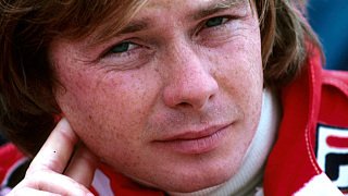 Didier Pironi hätte am 26. März 2012 seinen 60. Geburtstag gefeiert. Pironi fuhr fünf Jahre in der Formel 1. In seiner relativ kurzen, aber durchaus erfolgreichen Karriere brachte es der Franzose auf drei Siege, dreizehn Podiumsplatzierungen und vier Pole-Positions. Zu Beginn seiner F1-Laufbahn war er zwei Jahre bei Tyrell unter Vertrag. Darauf folgte ein Jahr bei Ligier, bevor er zum italienischen Traditionsteam Ferrari wechselte. Höhepunkt war der der Sieg beim Großen Preis von San Marino in Imola, den er 1982 für die Scuderia einfuhr. Darüber hinaus gewann er 1978 den Langstreckenklassiker von Le Mans., Foto: Sutton