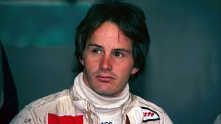 Am 8. Mai 2012 jährt sich zum 30. Mal der Tod von Gilles Villeneuve. Der für seinen spektakulären Fahrstil bekannte Kanadier gab auf der Rennstrecke niemals auf - für seine Leidenschaft und seinen Mut liebten ihn die Fans. Noch heute wird Villeneuve von den Tifosi als der perfekte Ferrari-Fahrer verehrt - seine Startnummer 27 hat längst den Legendenstatus erreicht., Foto: Sutton