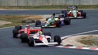 Japan 1988: In Suzuka reicht Ayrton Senna ein Sieg, um sich erstmals zum Formel-1-Weltmeister zu krönen. Er steht auf Pole, vermasselt allerdings den Start und fällt auf Platz 14 zurück. Der WM-Titel rückt in weite Ferne, doch schon am Ende der ersten Runde liegt Senna wieder auf Rang acht und nur vier Runden später auf Vier. In Runde 27 schnappt sich Senna schließlich Teamkollege Alain Prost und übernimmt die Führung, die er bis zum Schluss nicht mehr abgibt. Senna ist Weltmeister 1988., Foto: Sutton Japan 1988: In Suzuka reicht Ayrton Senna ein Sieg, um sich erstmals zum Formel-1-Weltmeister zu krönen. Er steht auf Pole, vermasselt allerdings den Start und fällt auf Platz 14 zurück. Der WM-Titel rückt in weite Ferne, doch schon am Ende der ersten Runde liegt Senna wieder auf Rang acht und nur vier Runden später auf Vier. In Runde 27 schnappt sich Senna schließlich Teamkollege Alain Prost und übernimmt die Führung, die er bis zum Schluss nicht mehr abgibt. Senna ist Weltmeister 1988., Foto: Sutton