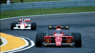 Ferrari, Brasilien 1990: In 459 Formel-1-Rennen trat mindestens ein Auto aus Maranello an. Mal in roter, mal in gelber und sogar zweimal in blauer Lackierung. In bis dato 40 Jahren Formel 1 was das springende Pferd (fast) allgegenwärtig. Ausgerechnet in Sao Paulo beim Heimspiel des ungeliebten Rivalen Ayrton Senna fuhr Alain Prost Ferraris 100. Sieg ein., Foto: Sutton