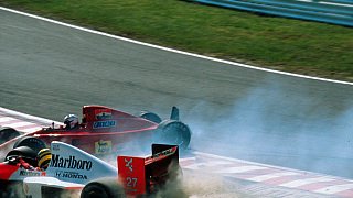 $ 100.000 - Ayrton Senna, McLaren: Nach seinem Unfall mit Alain Prost wurde Senna von der FIA für gefährliches Fahren bestraft und beschuldigte später FIA-Präsident Jean-Marie Balestre der Manipulation der WM. Woher kennen wir das nur?, Foto: Sutton