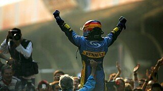 Am Ende durfte Fernando Alonso jubeln, der sich seinen WM-Titel bereits zwei Rennen davor gesichert hatte., Foto: Sutton
