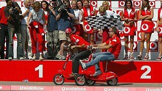 2006 - Was folgt in diesem Jahr? Michael Schumachers Rücktritt? Seine Vertragsverlängerung? Eine Vorentscheidung in der WM? Ein roter Schlussspurt?, Foto: Sutton