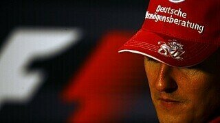 Nach der Siegerehrung folgte dann das, worauf alle das ganze Wochenende gewartet hatten. Michael Schumacher sprach über seine Zukunft und verkündete seinen Rücktritt aus der Formel 1 mit Ende der Saison., Foto: Sutton
