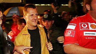 Danach verließ Michael Schumacher verließ zum letzten Mal in seiner Karriere als Formel-1-Pilot eine Rennstrecke. Dabei wirkte er eher gelöst als traurig., Foto: Sutton