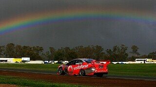 Die australische V8 Supercars Serie fuhr in Winton. Petrus sorgte für eine spektakuläre Kulisse., Foto: Sutton