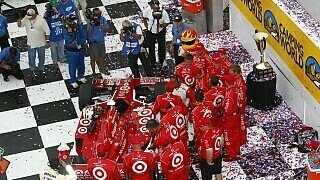Mitte ins Rote getroffen. Scott Dixon und seine Mannschaft feiern den Sieg in Watkins Glen., Foto: Sutton