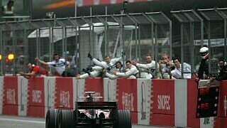 China 2007 - Das erste Ausrufezeichen
Zugegeben: Die Schlagzeilen an diesem Tag gehörten Lewis Hamilton und dem Kiesbett der Boxeneinfahrt des Shanghai International Circuit. Das ändert jedoch nichts daran, dass Sebastian Vettel in diesem turbulenten Rennen der Formel-1-Welt erstmals seine Extraklasse demonstrierte. Im unterlegenen Toro Rosso wurde der damals erst 20-jährige Deutsche Vierter und musste nur den Top-Autos von Kimi Räikkönen, Fernando Alonso und Felipe Massa den Vortritt lassen.
, Foto: Sutton