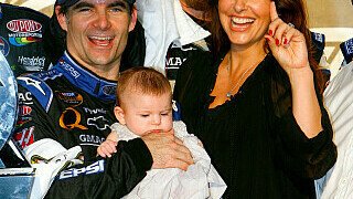 Am besten machte es Jeff Gordon. Als Belohnung gab es ein Bild für das Familienalbum., Foto: Justy Rassett/Getty Images for NASCAR