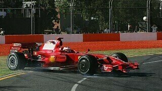 Blick: "So kann Ferrari seine Weltmeister-Titel von 2007 nicht verteidigen. Champion Kimi Räikkönen (28) und Leutnant Felipe Massa (27) verwechselten die Melbourne-Piste mit einer Rodeo-Arena - und am Ende verreckten beiden die Motoren.", Foto: Sutton