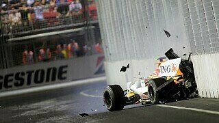 2008 - Skandalöse Premiere:
Das erste Nachtrennen der Formel-1-Geschichte hatte es ins sich. Fernando Alonso siegte, nachdem er von einer frühen Safety-Car-Phase profitierte, die durch den Crash seines Renault-Teamkollegen Nelson Piquet Jr. ausgangs von Kurve 17 ausgelöst wurde. Lewis Hamilton profitierte im WM-Kampf als Dritter gegen Felipe Massa und Ferrari, die sich beim Boxenstopp unter dem Safety-Car blamierten. Das Ampelsystem schaltete zu früh auf Grün, der Brasilianer riss den Tankschlauch mit und verfehlte in Folge die Punkte. Noch höhere Wellen schlug das Rennen aber ein Jahr später. Piquet machte nach seinem Rauswurf beim Team öffentlich, dass er sein Auto absichtlich in die Mauer geworfen hatte, um Alonso das Safety-Car-Geschenk zu ermöglichen. Flavio Briatore und Pat Symonds hatten den Brasilianer zum Betrug genötigt und wurden von der FIA verbannt, ehe sie 2010 erfolgreich dagegen klagten. Massa sieht sich bis heute durch den Skandal um den WM-Titel von 2008 betrogen.
, Foto: Sutton 2008 - Skandalöse Premiere:
Das erste Nachtrennen der Formel-1-Geschichte hatte es ins sich. Fernando Alonso siegte, nachdem er von einer frühen Safety-Car-Phase profitierte, die durch den Crash seines Renault-Teamkollegen Nelson Piquet Jr. ausgangs von Kurve 17 ausgelöst wurde. Lewis Hamilton profitierte im WM-Kampf als Dritter gegen Felipe Massa und Ferrari, die sich beim Boxenstopp unter dem Safety-Car blamierten. Das Ampelsystem schaltete zu früh auf Grün, der Brasilianer riss den Tankschlauch mit und verfehlte in Folge die Punkte. Noch höhere Wellen schlug das Rennen aber ein Jahr später. Piquet machte nach seinem Rauswurf beim Team öffentlich, dass er sein Auto absichtlich in die Mauer geworfen hatte, um Alonso das Safety-Car-Geschenk zu ermöglichen. Flavio Briatore und Pat Symonds hatten den Brasilianer zum Betrug genötigt und wurden von der FIA verbannt, ehe sie 2010 erfolgreich dagegen klagten. Massa sieht sich bis heute durch den Skandal um den WM-Titel von 2008 betrogen.
, Foto: Sutton