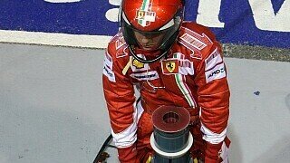 Strait Times (SG): "Ferraris Albtraum-Rennen. Die Geschichte des Singapur-Grand-Prix erzählt die Geschichte der Ferrari-Saison. Schnelle Autos, großartige Rennen, aber so verrückte Fehler, die ihre Hoffnungen auf den Weltmeisterschaft zunichte machen können."