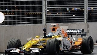 Fernando Alonso ging als erster Sieger in die Geschichte des Singapur GP ein. Allerdings war er gleichzeitig der unrühmlichste. Im Nachhinein kam heraus, dass der zweite Fahrer des Teams, Nelson Piquet Jr. mit Absicht in die Wand gefahren war, um Alonso zum Sieg zu verhelfen., Foto: RenaultF1