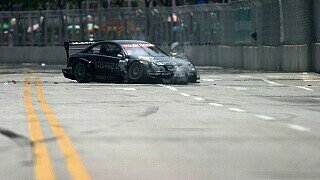 Das Finale:
Erstmals in der Geschichte der neuen DTM wird das Saisonfinale nicht auf dem Hockenheimring stattfinden. Stattdessen zieht es die Serie nach Shanghai, wo ein Rundkurs in der Stadt errichtet wird.
"Hätte es die Möglichkeit gegeben, das Rennen mitten ins Jahr zu verlegen, dann würde es nicht so viele Diskussionen darum geben", ist Mercedes Motorsportchef Norbert Haug überzeugt. Doch ein anderer Termin sei einfach nicht möglich gewesen - auch aus Kostengründen, denn so kann die Fracht nachher auf dem Seeweg verschifft werden.
, Foto: Sutton