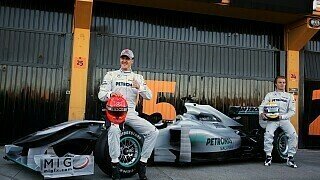 Michael Schumachers F1-Comeback 2010 schlug hohe Wellen. Erstmals seit langem nicht in rotem Rennoverall und nicht vor einem neuen Ferrari. Dennoch war seine Rückkehr von der F1-Welt gefeiert. Ein zweifellos denkwürdiger Moment war die Präsentation zu seinem ersten Mercedes-Dienstwagen, dem Mercedes GP W01., Foto: Sutton