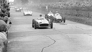 Am 4. Juli 1954 war es in Frankreich soweit: Mercedes feierte den ersten Doppelsieg der Geschichte. Juan Manuel Fangio gewann das Rennen in Reims vor Karl Kling. Die beiden Piloten standen bereits in gleicher Reihenfolge in der Startaufstellung., Foto: Mercedes-Benz