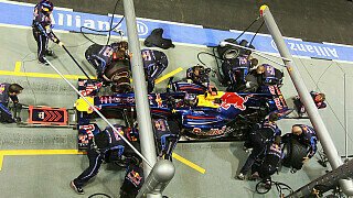 Die Vergangenheit holt einen immer ein. Während der Safety-Car-Phase im Rennen funkte Sebastian Vettels Ingenieur an den Deutschen: "Denk an die 10-Fahrzeuglängen-Abstandsregel." Vettel bestätigte brav, dass er sie nicht vergessen habe - immerhin kostete sie ihn in Ungarn einen Sieg. Beim nächsten Rennen funkt ihm sein Ingenieur sicher auch nach dem Boxenstopp ins Cockpit: "Denk daran, den ersten Gang zum Losfahren einzulegen!", Foto: Sutton