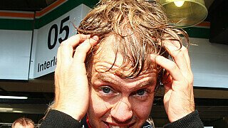 Nach seinem Sieg strapazierte Sebastian Vettel die Nerven seiner Entourage gewaltig: Er musst nämlich eigentlich zum Hubschrauber, um den Abendflug der Lufthansa nach Frankfurt noch zu erreichen, kam aber ewig nicht aus dem De-Briefing. Physio Tommi Pärmäkoski stand - losrennbereit - mit der Sieger-Champagnerflasche und dem Helm bereit, Pressesprecherin Britta Roeske versuchte mehrfach, ihn per SMS von den Ingenieuren loszueisen, erst einmal vergeblich. Als Vettel gegen 18 Uhr endlich kam, war es schon reichlich knapp - ein Sprint durchs halbe Fahrerlager, noch mit den Datenblättern in der Hand, war angesagt. , Foto: Sutton