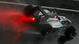 Kurzer Rückblick auf den vierten Testtag in Barcelona: Sonnenschein, Frühlingswetter. Der fünfte und somit letzte Tag in Spanien? Regen. Nichts als Regen. Wie aus Eimern schüttete es über den Circuit de Catalunya, als sich vier Teams aufmachten, um letzte Testrunden abzuspulen. Mercedes, McLaren, Williams und Ferrari trotzten den Wassermassen, um Erfahrung mit den Regenreifen zu sammeln. Das Ergebnis: Nico Rosberg kam auf sage und schreibe 35 Runden, gefolgt von Lewis Hamilton mit 33. Die Rundenzeiten müssen gar nicht erst erwähnt werden, nur soviel: Mit Rosberg schnappte sich wieder ein Mercedes die Bestzeit. , Foto: Sutton