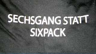 Noch begehrter als Autogramme der DTM-Stars waren in Spielberg die Fan-Shirts. "Die T-Shirts gehen weg wie warme Semmeln", bestätigte der Verkäufer. Mit frechen Sprüchen wie "Rennspritschnüfflerin" waren die Shirts ein "musthave" für jeden Fan.
, Foto: adrivo Sportpresse