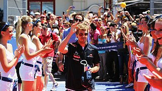 Sebastian Vettel hatte bei seinem Wetten-Dass-Auftritt die Gelegenheit, gleich vier Super-Frauen auf einmal kennen zu lernen. Jennifer Lopez, Heidi Klum, Cameron Diaz und Michelle Hunziker. Welche von denen er am besten fand? "Die Michel Hunziker", lachte er..., Foto: Red Bull Sebastian Vettel hatte bei seinem Wetten-Dass-Auftritt die Gelegenheit, gleich vier Super-Frauen auf einmal kennen zu lernen. Jennifer Lopez, Heidi Klum, Cameron Diaz und Michelle Hunziker. Welche von denen er am besten fand? "Die Michel Hunziker", lachte er..., Foto: Red Bull