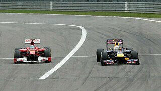 Österreich: "Nur Platz 4: Vettel gerät ins Schleudern. Wird die WM jetzt noch spannend?. Irrer Dreikampf am Nürburgring. Der Start bei leichtem Regen! Die Red Bull lassen sich abkochen.", Foto: Sutton