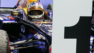 Sebastian Vettel: Die 1 wird auch 2012 wieder auf dem Red Bull des Deutschen zu sehen sein - so viel steht nach Singapur fest, selbst wenn die größten Pessimisten im Fahrerlager - zu denen bei aller Tiefstapelei auch Vettel selbst immer dazugehört - mit mathematischen Rechenbeispielen noch das Gegenteil beweisen können. Die 1 auf dem Red Bull könnte demnach auch für das stehen, was Vettel zur Perfektion seiner Titelverteidigung noch fehlt: 1 Punkt - mehr ist es nicht und dann ist alles in trockenen Tüchern. Den Grundstein dafür legte Vettel in seinem RB7 einmal mehr selbst. Das Nachtrennen in Singapur war schlichtweg die nächste glanzvolle Demonstration des alten und bald auch neuen Champions. In zwei Wochen in Japan muss er eigentlich schon gar nicht mehr antreten. Gründe für eine Formkrise sieht man am Horizont keine. Nur eines steht ganz sicher fest: Fährt Vettel in Suzuka so wie in Singapur, holt er auch seinen zweiten Titel mit einem überlegenen Sieg., Foto: Sutton