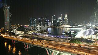 Seit 2008 tritt die Formel 1 auf dem Marina Bay Street Circuit von Singapur an und trägt unter künstlichem Licht Nachtrennen aus. Motorsport-Magazin.com verrät, was sich bei den bisherigen Grands Prix im südostasiatischen Stadtstaat ereignet hat., Foto: Sutton