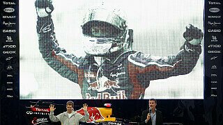 Der Weltmeister ist zurück: Sebastian Vettel kehrte am Mittwoch nach Milton Keynes zurück - und erlebte einen tollen Empfang in den heiligen Hallen von Red Bull., Foto: Red Bull/GEPA