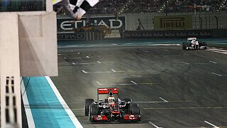 Lewis Hamilton: 'Glück im Spiel, Pech in der Liebe' – So oder so ähnlich könnte der Sieg von Lewis Hamilton in Abu Dhabi betrachtet werden. Obwohl der Brite eine fehlerlose Leistung zeigte, gab es Zweifel am überlegenen Sieg des McLaren-Piloten. Hätten Sebastian Vettel und Jenson Button keine Probleme mit ihren Fahrzeugen gehabt, wäre das Rennen vielleicht anders ausgegangen. Dennoch sollte die Leistung Hamiltons anerkannt werden; weder Fernando Alonso, noch Mark Webber hatten gegen den 26-Jährigen den Hauch einer Chance. Vom Start an kontrollierte er das Rennen, der Sieg des Briten war zu keinem Zeitpunkt in Gefahr. Hut ab., Foto: Sutton