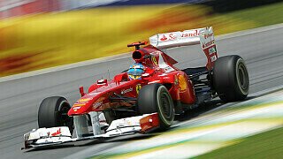 1. Einleitung: Wie in jedem Jahr hatte sich Ferrari vor dieser Saison vorgenommen, um die Weltmeisterschaft mitzukämpfen. Zwar trumpfte die Rote Göttin - die 2011 zahlreiche Namenswechsel durchlief - vor der Saison nicht mit innovativen Designideen auf, doch die Zeiten während der Wintertests sorgten für Hoffnung in Maranello. Doch Anspruch und Realität lagen in diesem Jahr häufig weit auseinander. Fernando Alonso brachte es auf lediglich einen Sieg in Silverstone, Felipe Massa schaffte es nie über Platz fünf hinaus. Am Ende war Ferrari Red Bull und McLaren deutlich unterlegen., Foto: Sutton