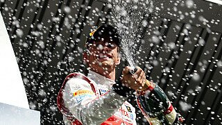 Jenson Button: Mr. Perfect - so lässt sich der Auftritt von Jenson Button beim Großen Preis von Belgien am besten beschreiben. Schon im Qualifying war der McLaren-Pilot in allen drei Sessions die beste Zeit gefahren. Die erste Pole Position für die Truppe aus Woking beflügelte ihn dann offenbar auch im Rennen. Button hielt sich am Start aus allen Scherereien raus und setzte sich in der Folgezeit scheinbar mühelos ab. Als er einen Vorsprung von 15 Sekunden herausgefahren hatte, kontrollierte er das Rennen von der Spitze. Der zweite Saisonsieg des Weltmeisters von 2009 geriet zu keiner Zeit in Gefahr. In dieser Form sollten die anderen Fahrer Button auch im Kampf um die WM noch nicht endgültig abschreiben - dass sich in einem Rennen viel ändern kann, hat das Rennen in Spa nachdrücklich unter Beweis gestellt., Foto: Sutton