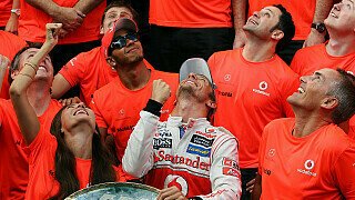 Jenson ganz oben: "Start-Ziel-Sieg für Button in Spa - Startcrash lässt WM offen", schrieb Motorsport-Magazin.com direkt nach dem ereignisreichen wie spannenden Rennen auf der Ardennen-Achterbahn. Auch im internationalen Blätterwald war der dramatische Horror-Crash am Tag nach dem Grand Prix von Belgien natürlich das Hauptthema. Während die Kritik am mittlerweile von der Rennleitung für ein Rennen gesperrten Romain Grosjean auch in den Medien anhielt, gingen die herausragende Leistung Jenson Buttons, Sebastian Vettels Aufholjagd oder Michael Schumachers 300. Grand Prix fast ein bisschen unter. Die Pressestimmen im Überblick..., Foto: Sutton