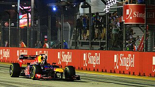 Sebastian Vettel: Schon nach Kurve zwei war der Red-Bull-Pilot am Start auf Position zwei vorgestoßen. Anschließend machte er sich an die Verfolgung von Lewis Hamilton und konnte die starke Pace des McLaren-Stars phasenweise als einziger Fahrer im Feld mitgehen. Nach zehn Runden folgte der erste Stopp des Heppenheimers, in dessen Anschluss er etwas im Verkehr feststeckte. Zeit schien ihn das aber kaum zu kosten, er blieb in Reichweite der Spitze. Nach dem technischen Defekt an Hamiltons MP4-27 übernahm er die Führung und ließ sich diese von Jenson Button bis ins Ziel nicht mehr abnehmen. Brisant jedoch die Aktion hinter dem Safety-Car, als der Deutsche auf die Bremse stieg und um ein Haar von Button getroffen wurde - einer Strafe der Rennleitung entging Vettel nach dem Grand Prix aber. Ansonsten lieferte er ohnehin eine bestens zu seinem speziellen Discohelm passende Leistung ab: Einfach glänzend., Foto: Sutton