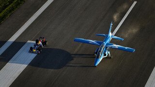 Videos - Red Bull: Duell mit Flugzeug Videos - Red Bull: Duell mit Flugzeug