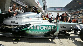 Lewis Hamilton, Mercedes: "Das ist ein unglaubliches Gefühl, ich bin richtig aus dem Häuschen. Das war eine tolle Runde, das Team hat das ganze Wochenende super gearbeitet und ich hoffe, wir können es ins Rennen mitnehmen.", Foto: Sutton