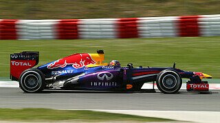 Sebastian Vettel, Red Bull: Man darf sich nicht einmal den kleinsten Fehler erlauben - tut man es doch, muss man glücklich sein, wenn nur die Rundenzeit schlecht ist. Wenn man nicht aufpasst, landet man in der Streckenbegrenzung., Foto: Red Bull
