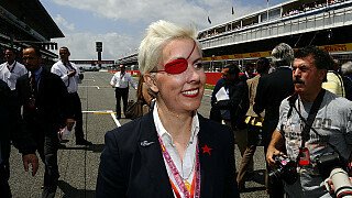 De Villota zeigt vom Crash zerstörten Helm De Villota zeigt vom Crash zerstörten Helm