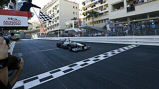 Nico Rosberg feierte seinen zweiten Karriere-Erfolg vor Familie und Freunden in seiner Wahlheimat Monaco. An wen er bei seinem Start-Ziel-Sieg zwischenzeitlich die Führung abgab, wer absolut gesehen der schnellste Mann im Feld war und wie viele Boxenstopps es gab, erfahrt ihr in der Bilderserie., Foto: Mercedes-Benz