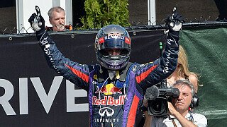 Sebastian Vettel, Red Bull: Ich hatte ein super Auto, konnte mich gleich absetzen und das Rennen kontrollieren. Bei den Boxenstopps hatten wir ja manchmal Probleme, aber heute waren sie perfekt., Foto: Sutton