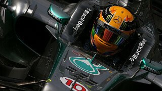 Lewis Hamilton, Mercedes: Großartige Arbeit des Teams - ich bin sehr froh über die Pole. Es war wieder genauso wie 2007, als ich das hier in Silverstone schon einmal geschafft habe - einfach herausragend., Foto: Sutton