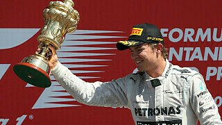 Nico Rosberg hat beim Großen Preis von Großbritannien 2013 zum dritten Mal ein Formel-1-Rennen gewonnen. "Rosberg gewinnt Großbritannien GP - Reifen flogen Piloten um die Ohren", titelte Motorsport-Magazin.com nach dem turbulenten Rennen vor den Toren Nord-Londons und griff damit unmittelbar das große Thema des Rennens auf: Die Pirelli-Platzer. Um diese drehte sich am Tag nach Rosbergs Triumph auch das Echo im internationalen Blätterwald. Wir fassen die internationalen Pressestimmen für euch zusammen:, Foto: Sutton