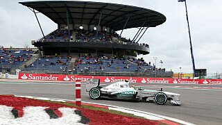 1. Training: Hamilton in der Eifel vor Rosberg