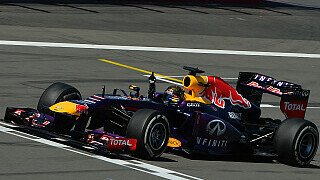 Sebastian Vettel: Die Leute im Auto jubeln zu hören ist etwas ganz Besonderes. Ich habe das sehr genossen und bin noch nie so langsam gefahren wie in dieser Auslaufrunde. Diesen Tag werde ich nie mehr vergessen. Es hat richtig Spaß gemacht gegen Kimi zu fahren. Ich habe gespürt, wie er näher kommt und Druck gemacht hat. Die Lotus waren unglaublich schnell und ich musste jede Runde voll pushen., Foto: Sutton