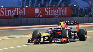 Sebastian Vettel hatte auch in Singapur wieder alles unter Kontrolle. Gemütlich beobachtete er am Fernseher in seiner Box, wie sich die Konkurrenten vergeblich mühten, seine Polezeit von 1:42.841 Minuten noch zu knacken. Zur Schaar der Unterlegenen zählte einmal mehr Teamkollege Mark Webber, den Vettel im 13. Anlauf erneut Schlug. Stand Vettel gegen Webber: 13-0, Foto: Sutton