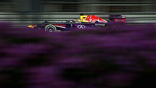  Sebastian Vettel in Singapur: Beim Nachtrennen in der asiatischen Metropole feierte Vettel seinen dominantesten Erfolg der Saison. Bis zu zwei Sekunden pro Runde distanzierte der spätere Weltmeister seine Konkurrenten zu manchen Phasen des Rennens. , Foto: Red Bull