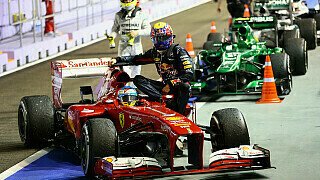 Dass Fernando Alonso Mark Webber nach dessen Ausfall auf seinem Boliden in die Boxengasse brachte, sorgte im Fahrerlager für gemischte Reaktionen. Die einen sprechen von Gefahr, die anderen von Sportsgeist., Foto: Red Bull