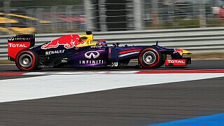 Vettel gegen Webber: Wie schon in Singapur fuhr Sebastian Vettel auch in Korea souverän zur Pole-Position. Die erste Runde im Q3 reichte aus, um sich die sechste Saisonpole zu sichern und Teamkollege Mark Webber hinter sich zu lassen. Dieser positionierte sich zwar auf dem dritten Rang, wird nach seiner Bestrafung aber nur von Startplatz 13 ins Rennen gehen. Stand Vettel gegen Webber: 14:0, Foto: Sutton